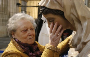 Socorro Hernández, invidente, acaricia la imagen de una Virgen. Crédito: Diócesis de Salamanca.