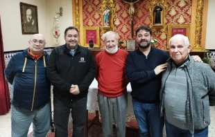 El P. Antonio Rodríguez, en el centro, junto a su comunidad salesiana. Crédito: Comunidad salesiana