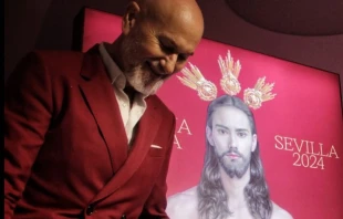 Salustiano García, autor del polémico cartel anunciador de la Semana Santa de Sevilla en 2024. Crédito: Consejo General de Hermandades y Cofradías de Sevilla.