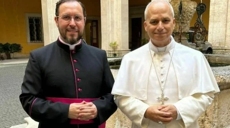 Mons. Salvador Aguilera López con el Papa León XIV en el Vaticano.