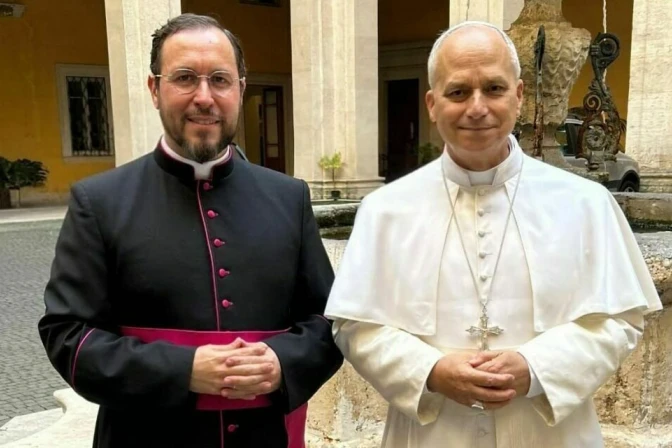 Mons. Salvador Aguilera López con el Papa León XIV en el Vaticano.
