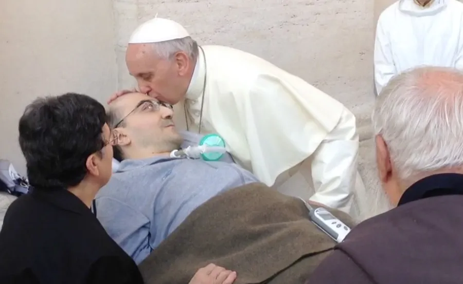 El Papa Francisco bendice a Salvatore D'argento. Foto: Alan Holdren / ACI Prensa?w=200&h=150