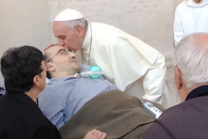 [VIDEO] Papa Francisco saluda y bendice a paralítico que arriesgó todo para verlo