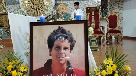 Reliquia y retrato de San Carlo Acutis en la parroquia Santa María Magdalena en Eten, diócesis de Chiclayo (Perú).