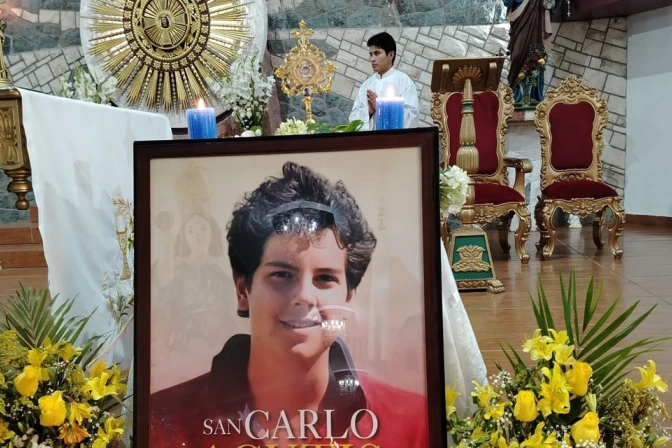 Reliquia y retrato de San Carlo Acutis en la parroquia Santa María Magdalena en Eten, diócesis de Chiclayo (Perú).