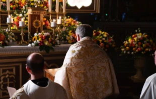 P. Francesco Patton, Custodio de Tierra Santa, arrodillado ante las reliquias de San Francisco de Asís mientras se narra cómo murió el santo. Crédito: Custodia de Tierra Santa