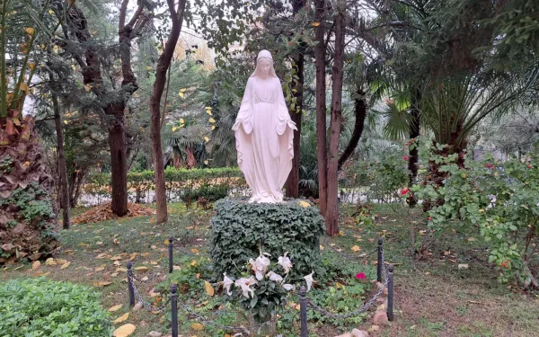 Imagen de la Virgen Milagrosa en la parroquia de San Jorge en Madrid. Crédito: Nicolás de Cárdenas / ACI Prensa.
