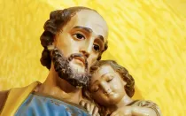 El Niño Jesús durmiendo seguro y tranquilo en el hombro de San José