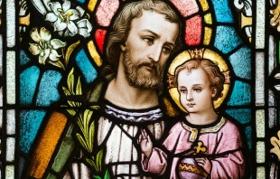 Vitral con la imagen de San José y el Niño Jesús. Crédito: Josh Applegate / Unsplash.