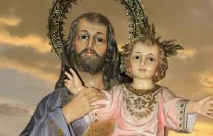 Imagen de San José con el Niño Jesús en brazos. Crédito: Santuario de San José (Talavera, España).
