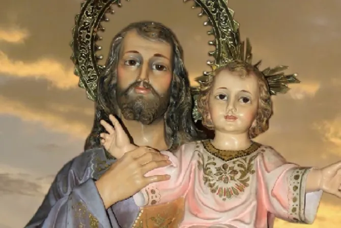 Imagen de San José con el Niño Jesús en brazos.