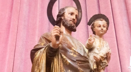 Imagen de San José con el Niño Jesús.