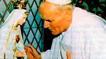 San Juan Pablo II y la imagen de la Virgen de Fátima.