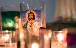 Veladora encendida con la imagen de San Judas Tadeo. Crédito: Shutterstock.
