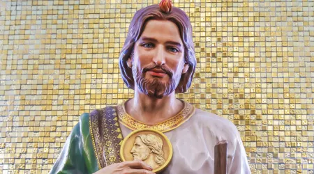 San Judas Tadeo portando un medallón de Cristo para que no se le confunda con nuestro Señor