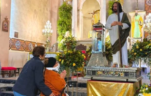 Fieles veneran las reliquias de San Judas Tadeo. Crédito: Reliquia San Judas en México