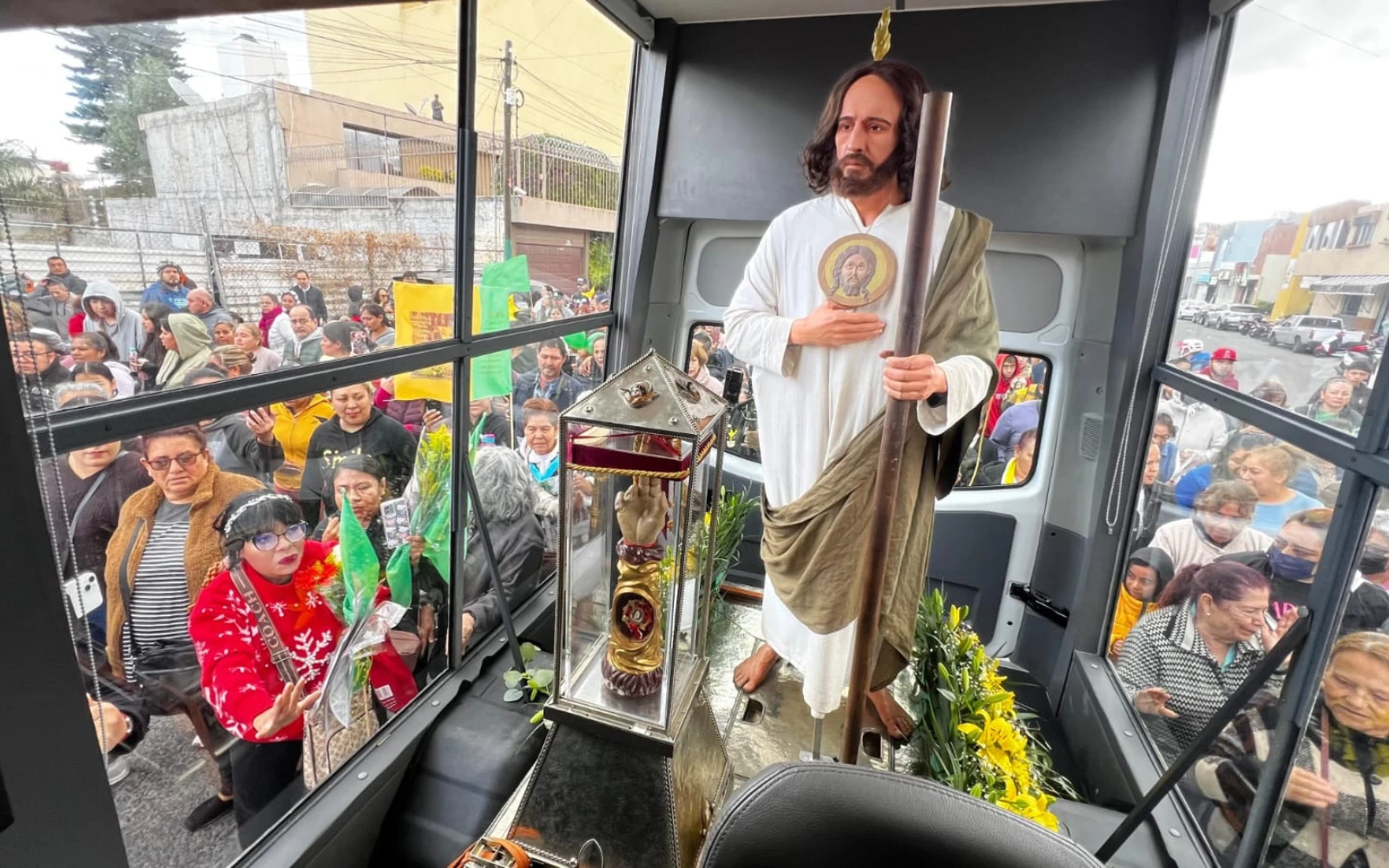 Recorrido en vehículo de la reliquia de San Judas. Crédito: Reliquia San Judas en México