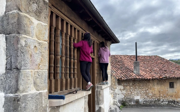Voluntarias lijan la balaustrada de entrada de la iglesia de San Julián en Ortiguero (Cabrales, España). Crédito: Nicolás de Cárdenas / ACI Prensa