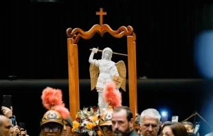 Imagen peregrina oficial de San Miguel Arcángel en la Cámara de Diputados en Brasilia. Crédito: Instituto Hesed.