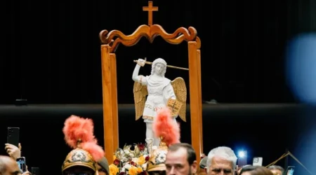 Imagen peregrina oficial de San Miguel Arcángel en la Cámara de Diputados en Brasilia.
