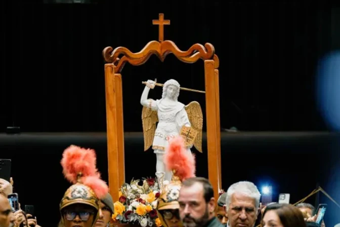 Imagen peregrina oficial de San Miguel Arcángel en la Cámara de Diputados en Brasilia.