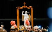 Imagen peregrina oficial de San Miguel Arcángel en la Cámara de Diputados en Brasilia.