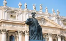Estatua de San Pedro en el exterior de la Basílica de San Pedro, en el Vaticano.