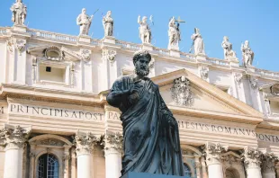 Estatua de San Pedro en el exterior de la Basílica de San Pedro, en el Vaticano. Crédito: iam_os / Unsplash.