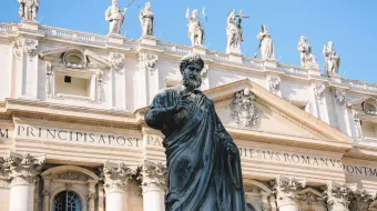 Estatua de San Pedro en el exterior de la Basílica de San Pedro, en el Vaticano.