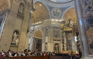 Fila de peregrinos ya dentro de la Basílica para ver al Papa Francisco Crédito: Victoria Cardiel / EWTN News