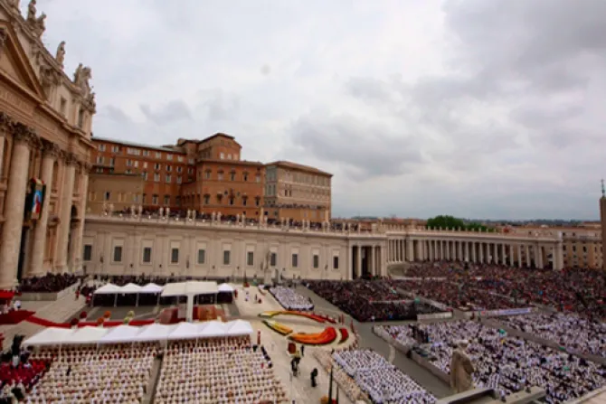 Cientos de miles de peregrinos visitan las tumbas de San Juan Pablo II y Juan XXIII