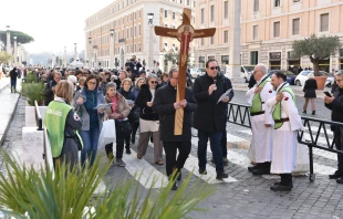 Los voluntarios templarios ayudan a los peregrinos que llegan a Roma durante el Jubileo Crédito: Cedida por Danilo Peviani