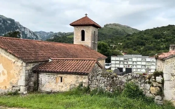 Iglesia de San Roque a las afueras de Ortiguero (Asturias, España), junto al cementerio. Crédito: Nicolás de Cárdenas / ACI Prensa.