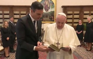 El Papa Francisco, junrto al presidente del Gobierno de España, Pedro Sánchez, en 2020. Crédito: Vatican Media.
