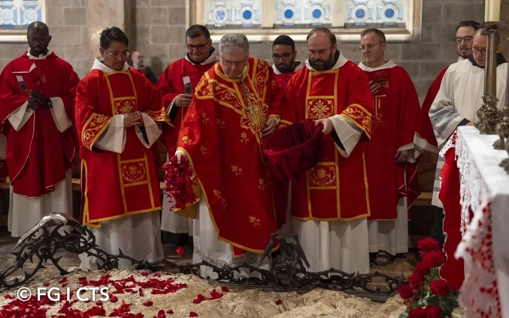 Fray Francesco Patton esparciendo pétalos de rosas rojas sobre la piedra de la agonía en Getsemaní.?w=200&h=150