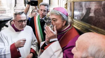 Se repite el milagro de la licuefacción de la sangre de San Genaro. Mons. Battaglia besa la ampolla que contiene el líquido.