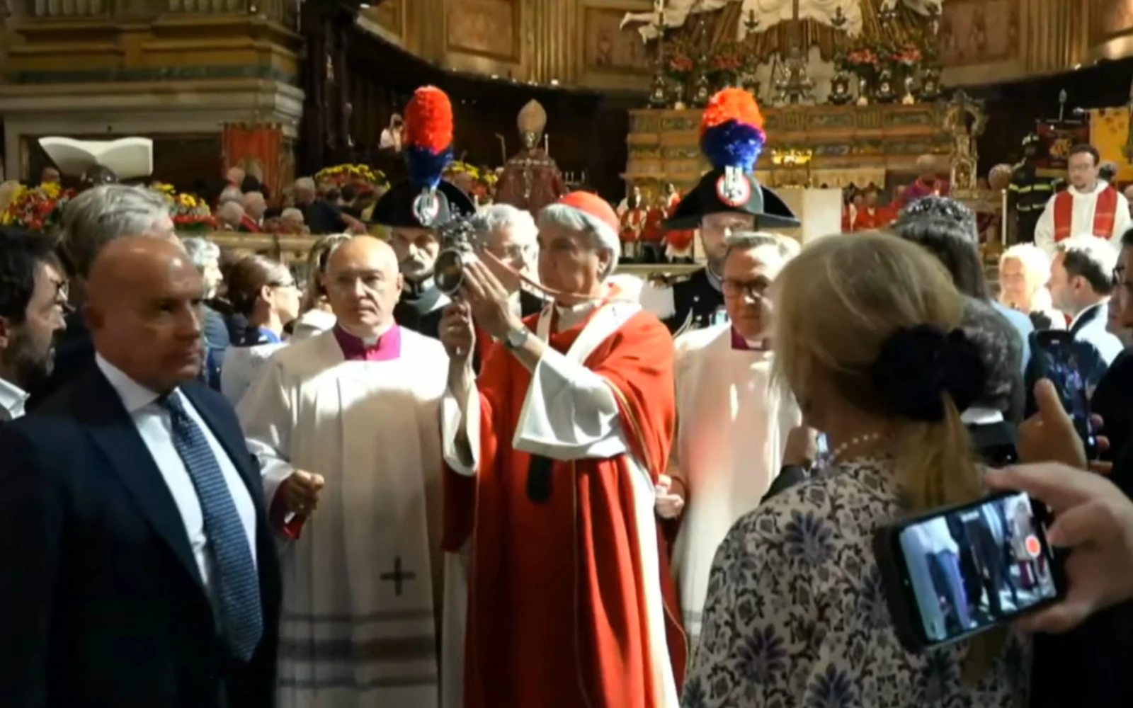 El Arzobispo de Nápoles, Cardenal Domenico Battaglia, mostró a los fieles la ampolla con la sangre ya licuada, gesto que fue acogido con fe y devoción por la multitud que llenó el templo.?w=200&h=150