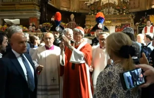 El Arzobispo de Nápoles, Cardenal Domenico Battaglia, mostró a los fieles la ampolla con la sangre ya licuada, gesto que fue acogido con fe y devoción por la multitud que llenó el templo. Crédito: Chiesa di Napoli