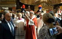 El Arzobispo de Nápoles, Cardenal Domenico Battaglia, mostró a los fieles la ampolla con la sangre ya licuada, gesto que fue acogido con fe y devoción por la multitud que llenó el templo.