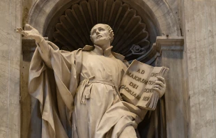 Escultura de San Ignacio Loyola en el interior de la Basílica de San Pedro. Crédito: Natalia Volkova - Shutterstock