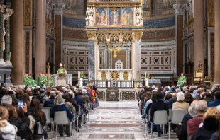 El Cardenal Reina celebra Misa por el Papa Francisco en la Basílica de San Juan de Letrán el 23 de febrero Crédito: Daniel Ibáñez/ ACI Prensa