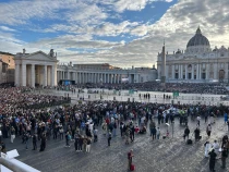 Fieles aguardan a la primera fumata del cónclave en la plaza de San Pedro.