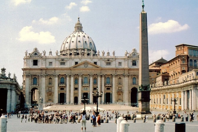 Imagen panorámica de la Basílica de San Pedro.