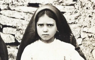 Santa Jacinta Marto (foto recortada) Crédito: Fallaner - Wikimedia Commons CC BY-SA 4.0 DEED