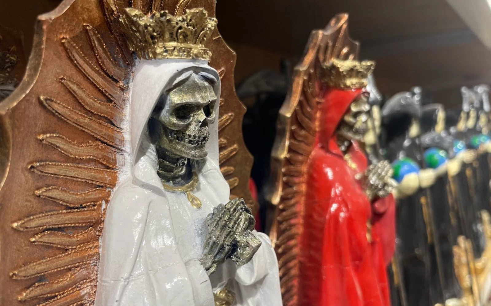 Estatuas del culto de la "Santa Muerte", con detalles característicos de la imagen de la Virgen de Guadalupe, a la venta en una tienda en México.?w=200&h=150