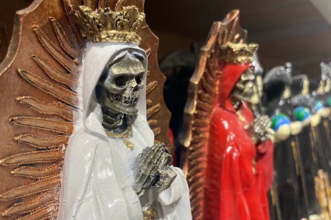 Culto de la Santa Muerte mezclado con detalles de la imagen de la Virgen de Guadalupe
