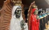 Estatuas del culto de la "Santa Muerte", con detalles característicos de la imagen de la Virgen de Guadalupe, a la venta en una tienda en México.