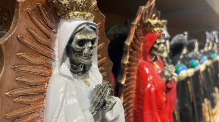 Culto de la Santa Muerte mezclado con detalles de la imagen de la Virgen de Guadalupe