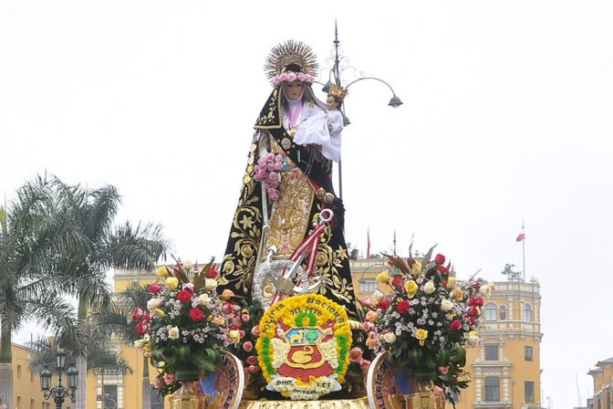 Imagen de Santa Rosa de Lima en andas en la Plaza Mayor de Lima, Perú.