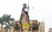 Imagen de Santa Rosa de Lima en andas en la Plaza Mayor de Lima, Perú.